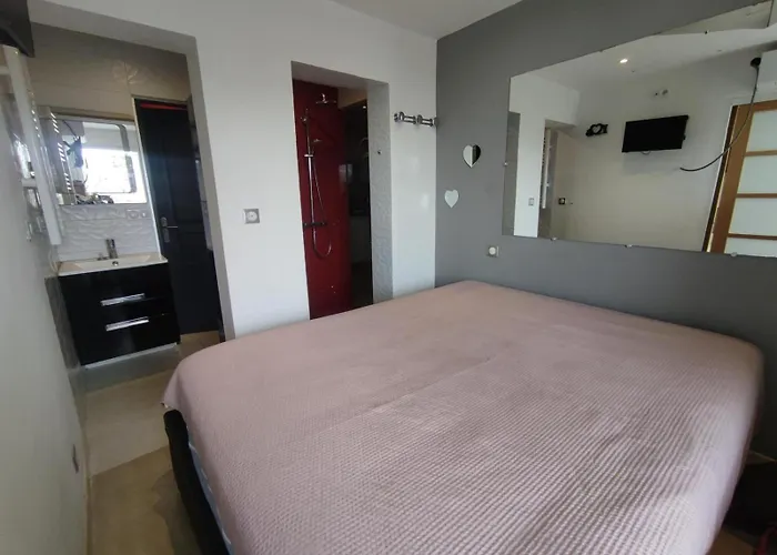 17, Héliopolis O Au Village Naturiste * Agde