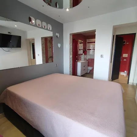 17, Heliopolis O Au Village Naturiste *