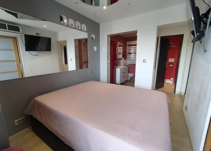 17, Héliopolis O Au Village Naturiste *