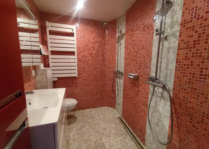 17, Héliopolis O Au Village Naturiste * Agde